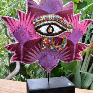 Coeurs Sacrés Papyrus Oeil Dorus - sur pied, oeuvre réalisée par Aurellll'Art, artiste plasticienne à La Réunion
