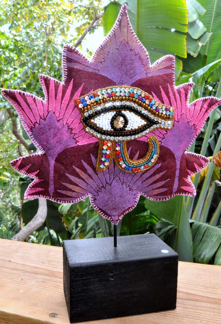 Coeurs Sacrés Papyrus Oeil Dorus - sur pied, oeuvre réalisée par Aurellll'Art, artiste plasticienne à La Réunion