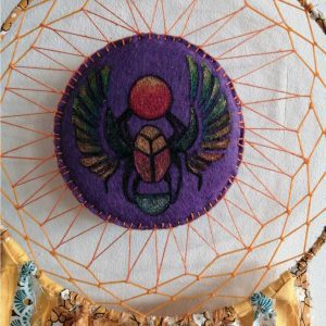 Scarabée égyptien en attrape rêve, oeuvre réalisée par Aurellll'art à L'ile de la Réunion