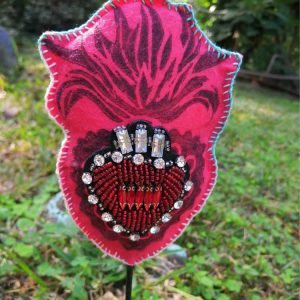 Coeur sacre rouge sur pied, oeuvre réalisée par Aurellll'art à La Réunion