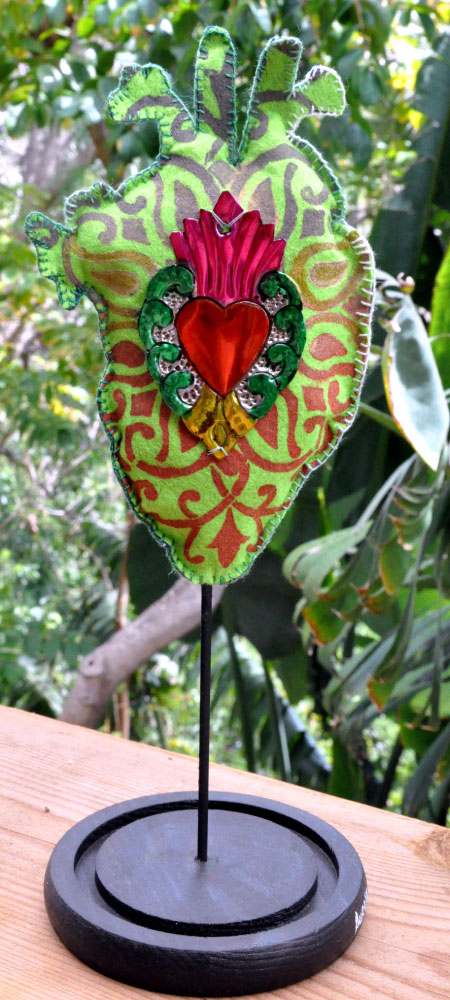 Coeur sacré rouge sur pied oeuvre réalisée par Aurellll'art à La Réunion