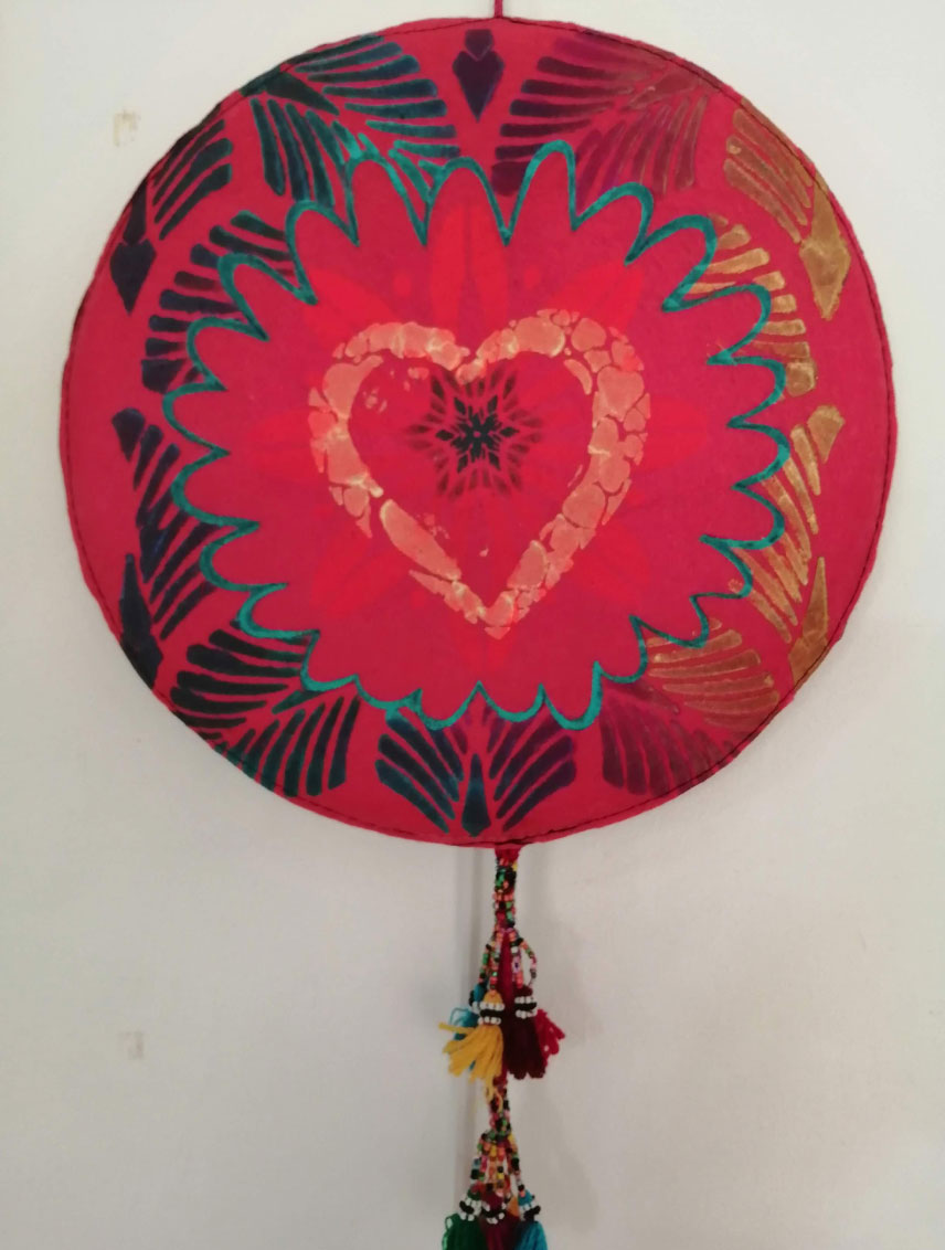 Coeur sacres en rond, sculpture textile et broderie réalisée par Aurellll'Art, La Réunion