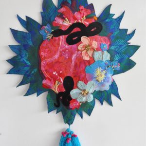 Cœur Tropical, oeuvre de scrulpture textile et broderie réalisée par l'artiste peintre et plasticienne Aurellll'Art, La Réunion
